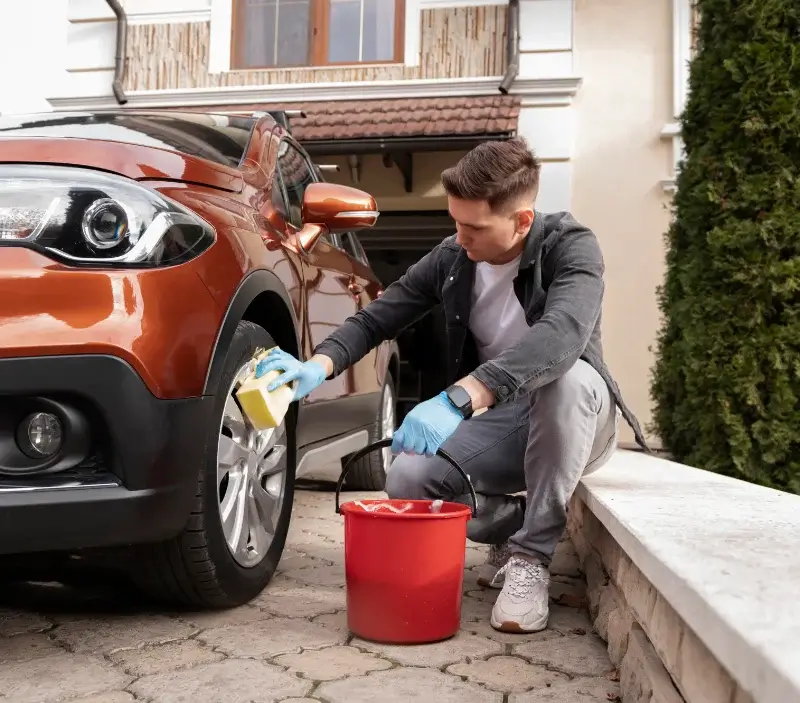 Lavage auto à domicile Saint-Morillon : professionnel intervenant sur un véhicule